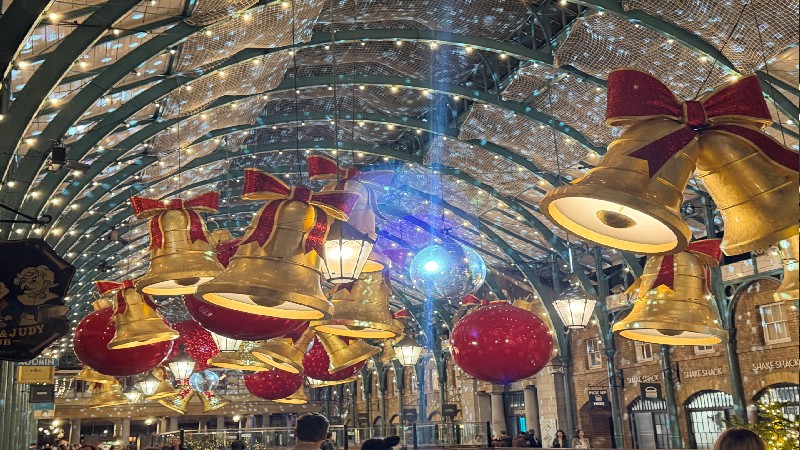 Julpyntat kryssningsfartyg